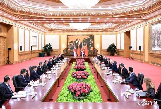 习近平会见英国首相斯塔默