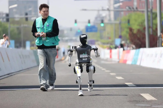 松延动力将上春晚，“形式非常新颖，跟之前的都不一样”