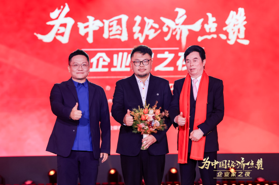 强脑科技古月现场演示脑机接口仿生手 感慨“心态及生活质量被改变”