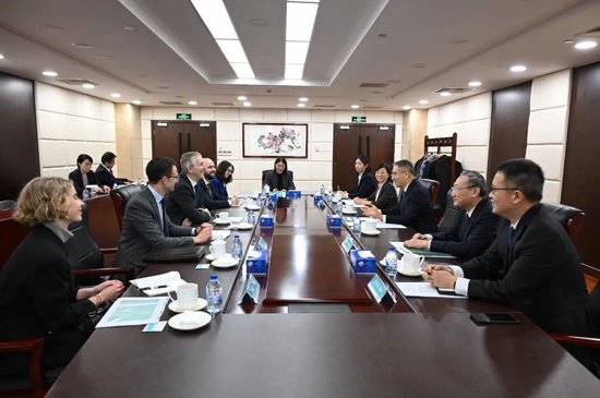 农业银行董事长谷澍会见英格兰银行副行长兼英国审慎监管局首席执行官萨姆·伍兹