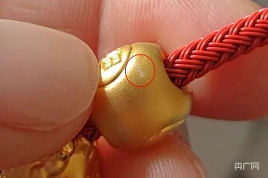 周生生足金挂坠，检测出铁银钯！