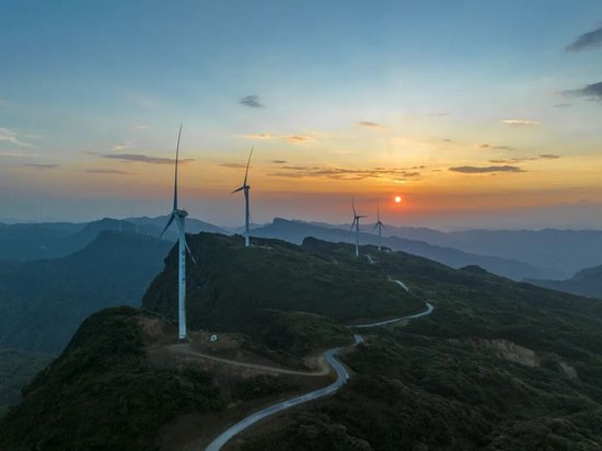 回收9年前剥离资产，500亿龙头靠亏损公司做太空光伏梦？