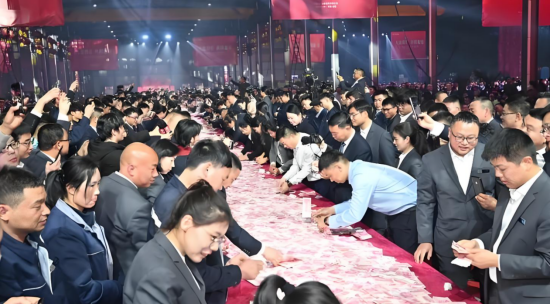现场发6000万元现金！今年10家“凡尔赛”年会：送房送车送金，谁最豪？
