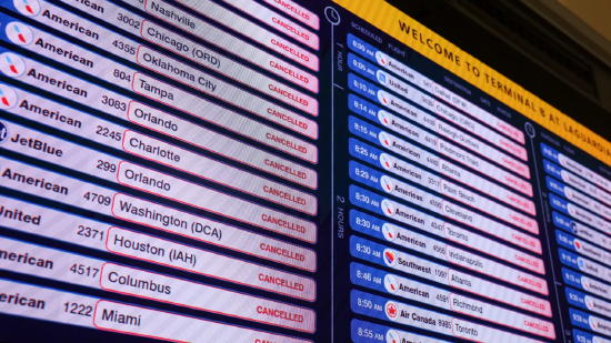 暴风雪重创美国东海岸机场,数千架航班取消