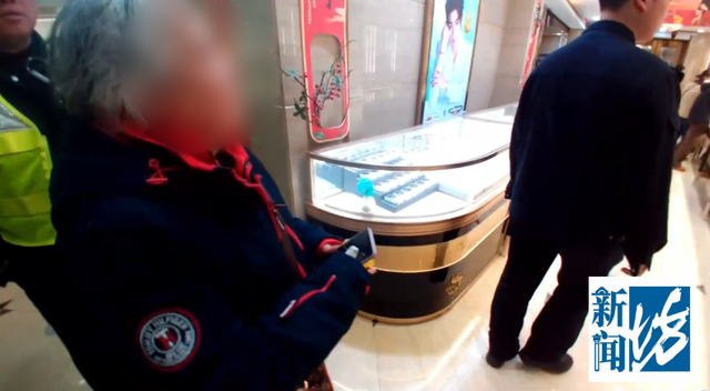上海阿婆出手阔绰!豪掷50万元买黄金!警方紧急出动……