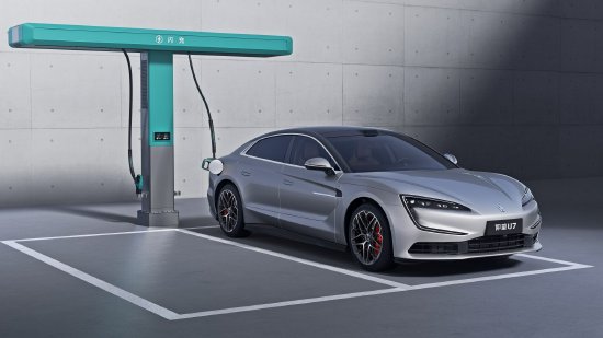 仰望2026款旗舰矩阵联袂上市,重塑高端出行体验 续航、操控、舒适全面进阶,仰望2026款旗舰车型重磅上市