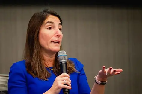 美联储官员哈马克：利率面临双向风险