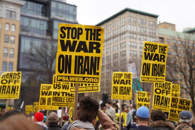 美以打击伊朗油库，油价牵动欧美“神经”