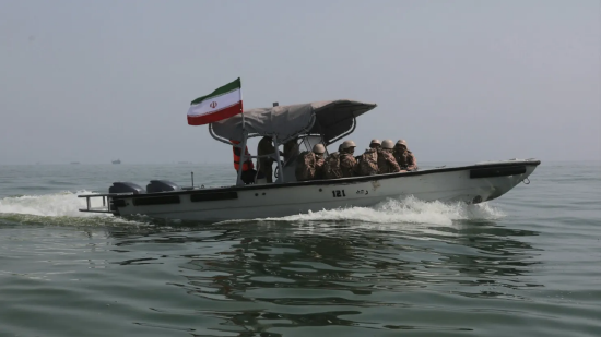 英国称伊朗海岸附近三艘货船遇袭，其中一艘在霍尔木兹海峡