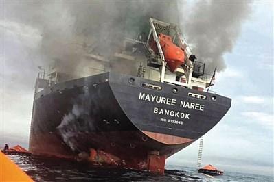 一艘泰国货船 在霍尔木兹海峡遭袭起火