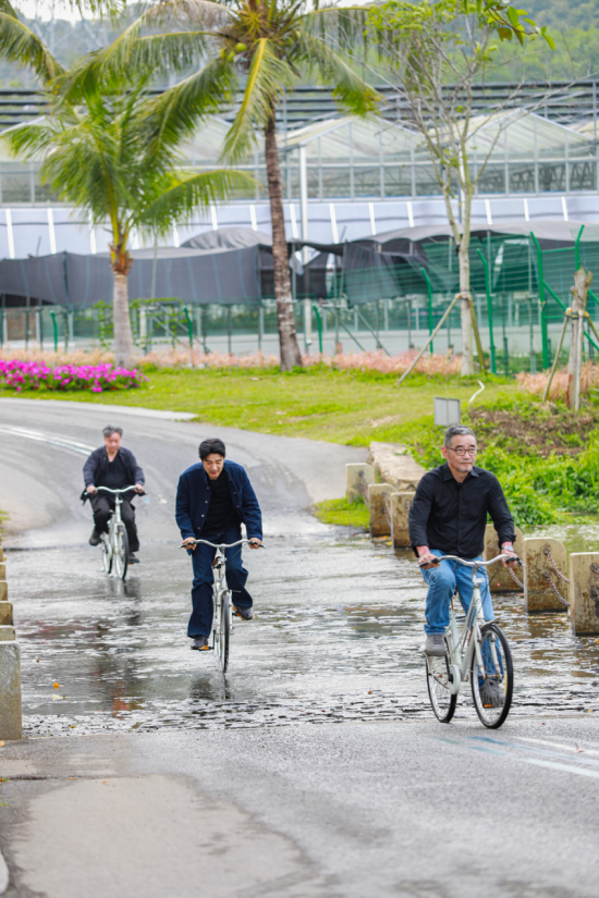 跟着余华、苏童、李光洁去骑行！《一个文学的午后》走进三亚大茅远洋生态村