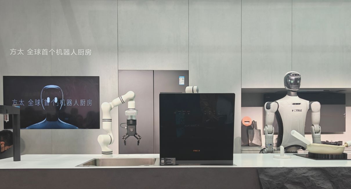 AWE观察｜戴上AI眼镜下厨房，让机器人炒菜、端盘子、打扫卫生 赛博厨房真的来了？