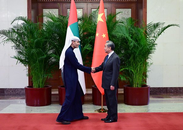 王毅同阿联酋总统中国事务特使哈勒敦会谈