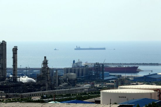 中东战争急剧升级 伊朗称油气设施遭到美以打击