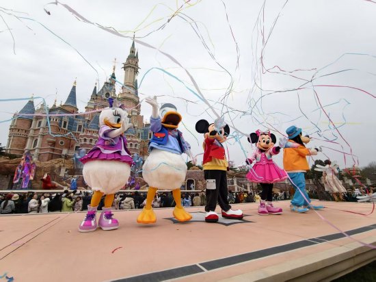 上海迪士尼举办10岁生日庆典:全新升级巡游队列,推出全新娱乐演出