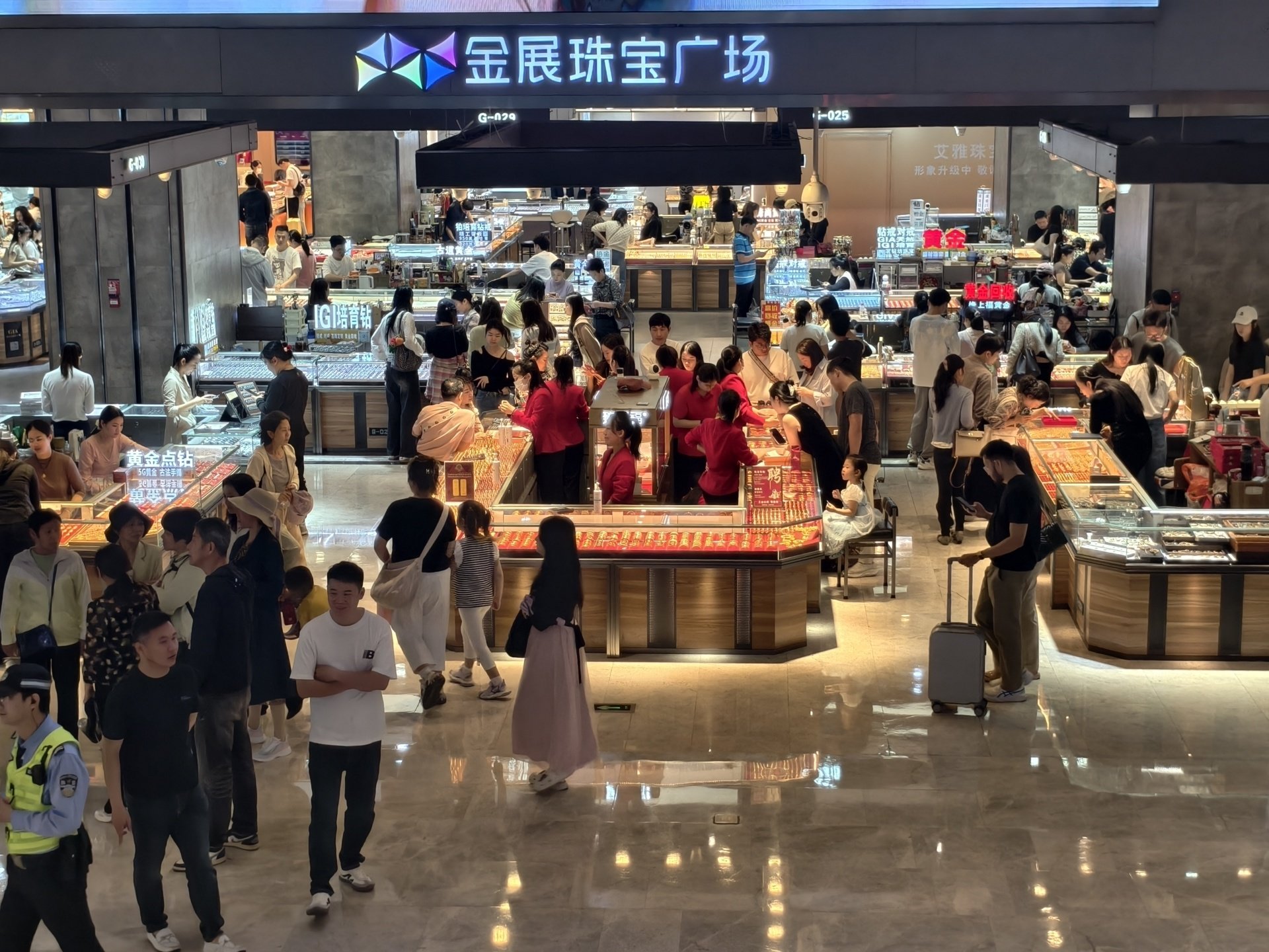 现货黄金抹平年内涨幅！实探深圳水贝：金价下跌反而让饰品柜台人气回暖，有投资者趁机抄底