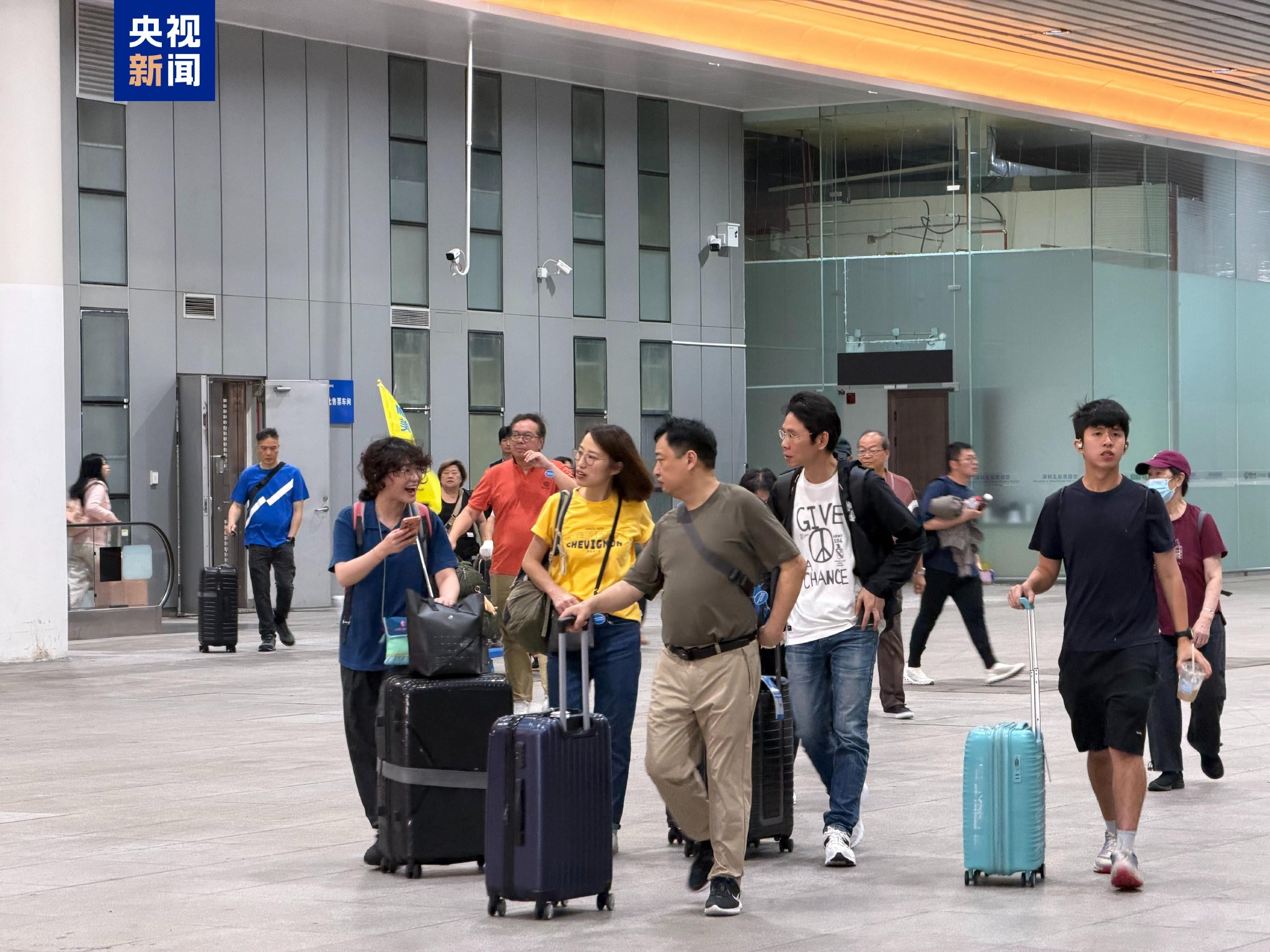 湾区高铁旅游专列开行 2400名香港旅客畅游内地