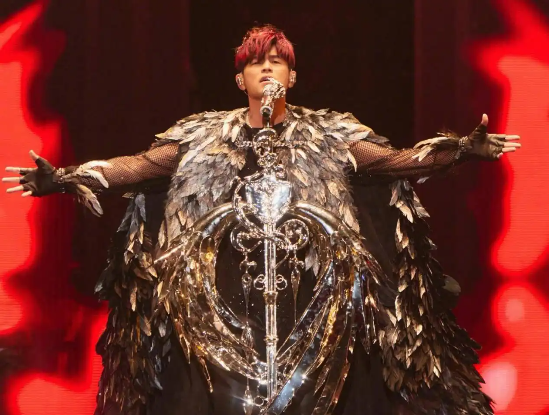 3小时只唱90分钟?周杰伦演唱会被指“严重划水”,老粉直呼避雷,巨星传奇利润暴跌202%