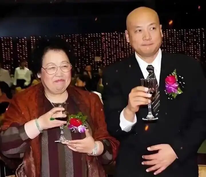 “猪八戒”马德华将送别陈丽华：大姐非常好非常有爱心，各方面都非常优秀，她为紫檀事业作出很大贡献，她的离去让我们很悲痛