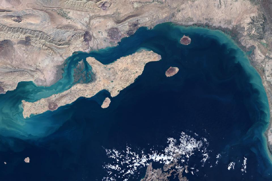 霍尔木兹海峡追踪：停火后只有与伊朗有关的船只通过海峡