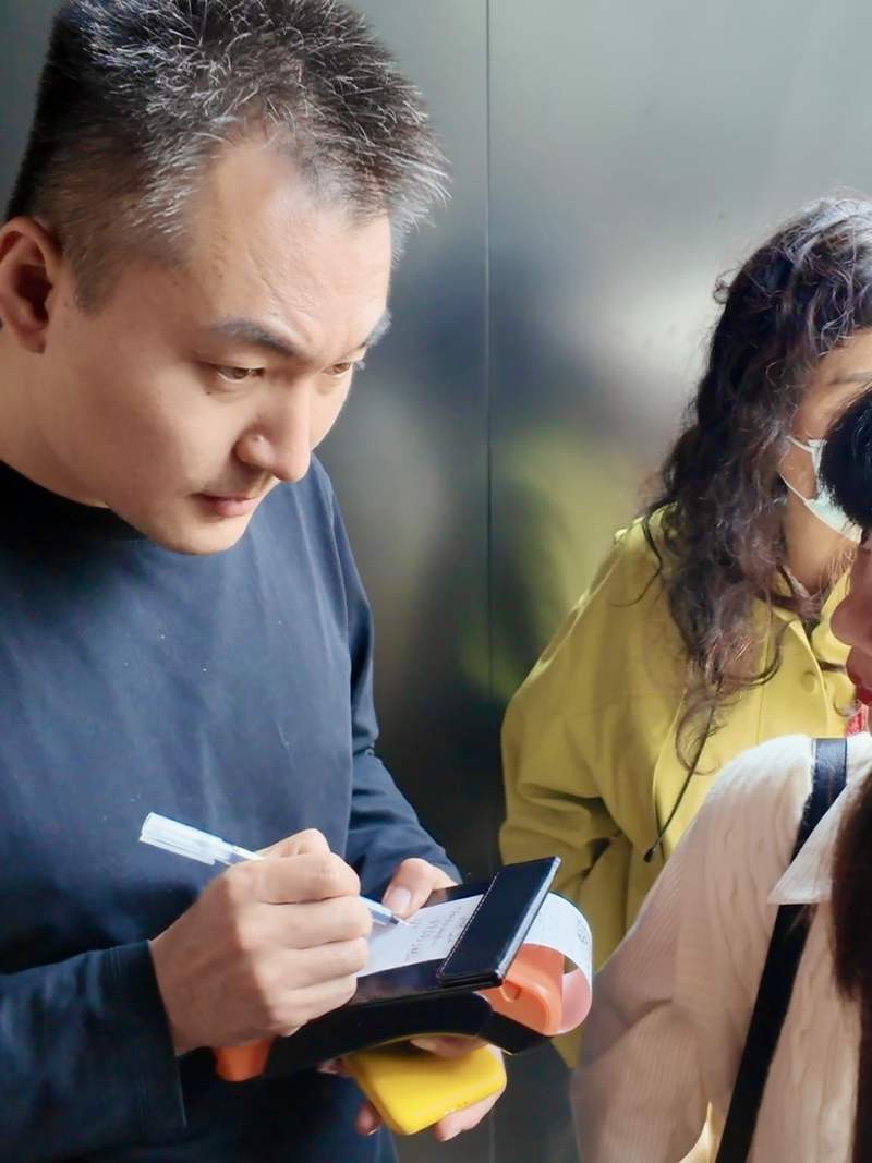 “黄牛”代排队300元/人,演员文章面馆回应:治理招数都用上了