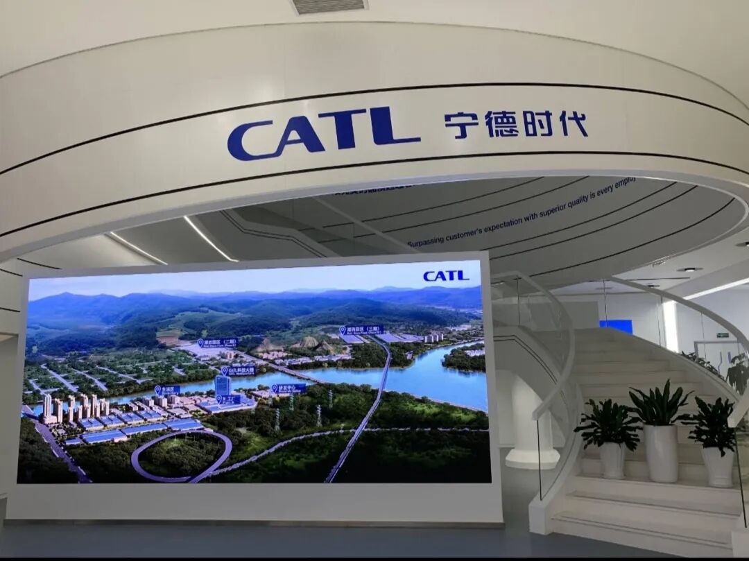 狂赚1000亿！宁德时代2万亿背后，藏着一位江苏传奇50后