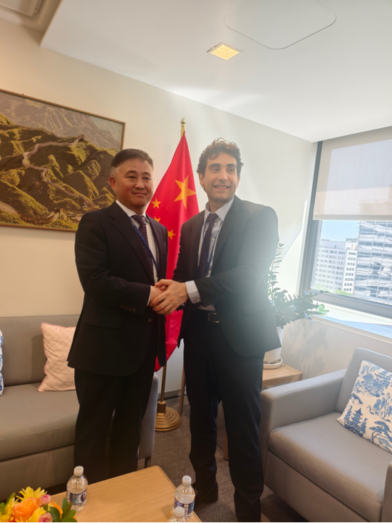 中国人民银行行长潘功胜会见相关国家高级官员和金融机构高管