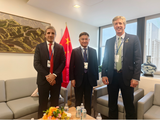 中国人民银行行长潘功胜会见相关国家高级官员和金融机构高管