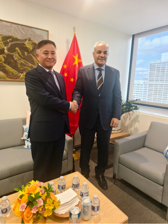 中国人民银行行长潘功胜会见相关国家高级官员和金融机构高管