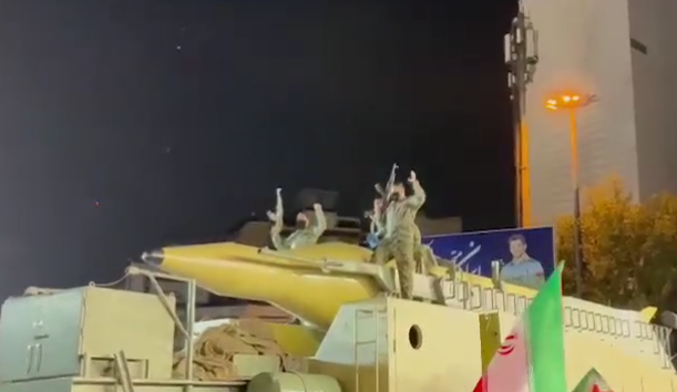 美伊停火期限将至 伊朗展示导弹