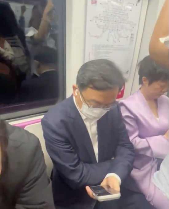 北京车展，王传福两口子坐地铁，各玩各手机