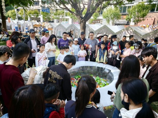 蜜雪冰城、鸣鸣很忙等品牌齐齐现身金融街嘉年华，小朋友：抓到大牌零食很开心