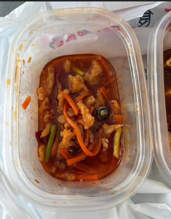 女子外卖中吃出电池，涉事餐馆称暂未确定来源，市监部门介入调查